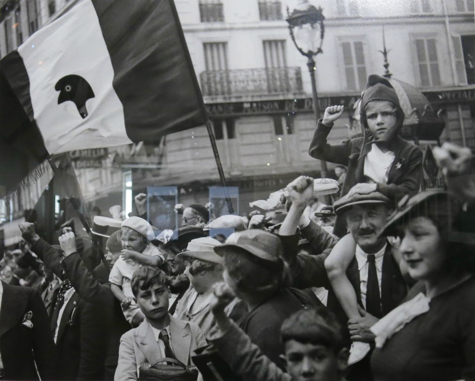 Pendant le défilé de la victoire du Front Populaire le 14 juillet 1936